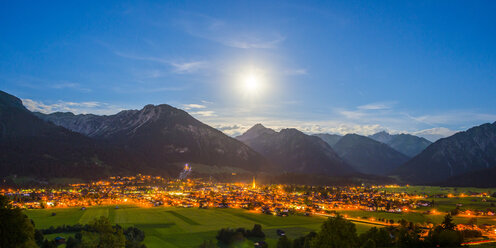 Deutschland, Bayern, Allgäuer Alpen, Oberstdorf bei Nacht - WGF000717