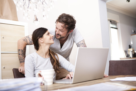 Glückliches Paar zusammen zu Hause, lizenzfreies Stockfoto