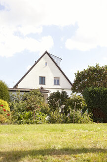 Deutschland, Einfamilienhaus mit Garten im Vordergrund - MFRF000427