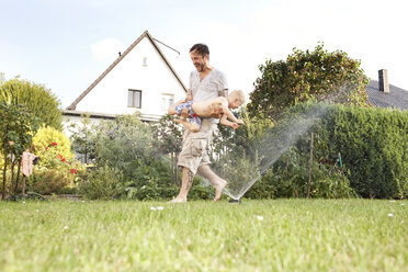 Vater und sein kleiner Sohn haben Spaß im Garten - MFRF000450