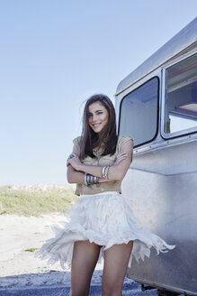 Südafrika, Kapstadt, Porträt einer lächelnden jungen Frau, die neben einem Wohnwagen steht - RORF000128