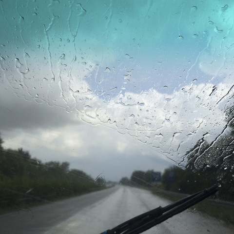 Regen auf der Windschutzscheibe, lizenzfreies Stockfoto