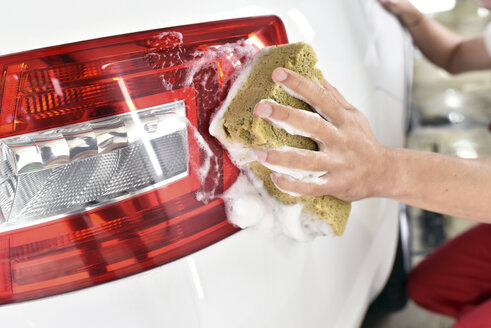 Autoreinigung, Mann reinigt Auto, Waschen mit Schwamm - LYF000484