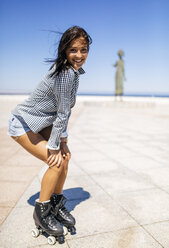 Spanien, Gijon, lächelndes jugendliches Mädchen auf Rollschuhen - MGOF000998