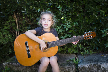 Spanien, Mädchen spielt spanische Gitarre im Freien - RAEF000475