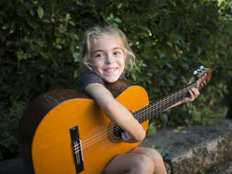 Spanien, Mädchen spielt spanische Gitarre im Freien - RAEF000476