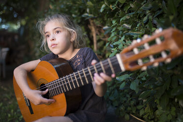 Spanien, Mädchen spielt spanische Gitarre im Freien - RAEF000477