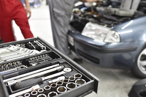 Automechaniker bei der Arbeit in einer Reparaturwerkstatt - LYF000495