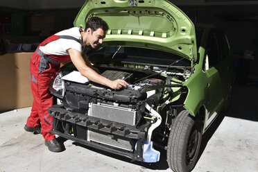 Automechaniker bei der Untersuchung eines verunfallten Autos vor der Reparatur - LYF000497