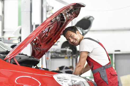 Automechaniker bei der Arbeit in einer Reparaturwerkstatt - LYF000513