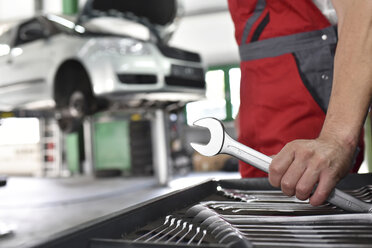 Automechaniker bei der Arbeit in einer Reparaturwerkstatt, Werkzeugkasten, Schraubenzieher - LYF000523