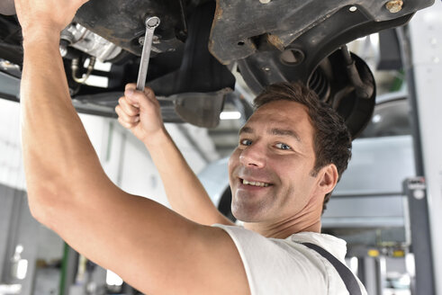 Automechaniker bei der Arbeit in einer Reparaturwerkstatt - LYF000526