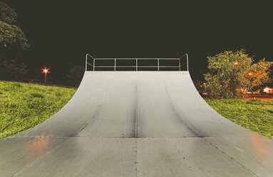 Spanien, Galicien, Ferrol, Skatepark bei Nacht im Freien - RAEF000491