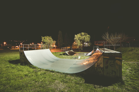 Spanien, Galicien, Ferrol, Skatepark bei Nacht im Freien, lizenzfreies Stockfoto