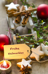 Weihnachtsdekoration mit Miniaturschlitten, Teelicht und Zimtsternen - ODF001303