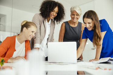 Lächelnde Geschäftsfrauen bei einem Treffen im Konferenzraum - MFF002170