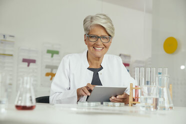 Portrait of smiling female scientist in lab - MFF002183