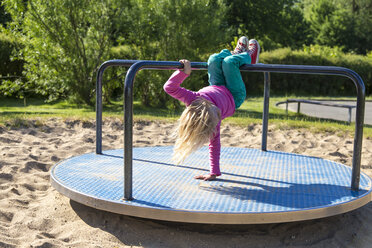 Blondes kleines Mädchen spielt auf dem Spielplatz - JFEF000689