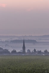 Deutschland, Niedersachsen, Königslutter, Lelm mit Marienkirche im Herbst, am Morgen - PVCF000668