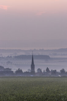 Deutschland, Niedersachsen, Königslutter, Lelm mit Marienkirche im Herbst, am Morgen - PVCF000668