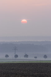 Deutschland, Niedersachsen, Koenigslutter, Sonnenaufgang im Herbst, Nebel - PVCF000669