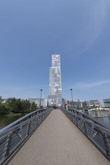 Deutschland, Köln, Blick auf den Kölner Turm im Media Park mit Fußgängerbrücke im Vordergrund - VIF000399