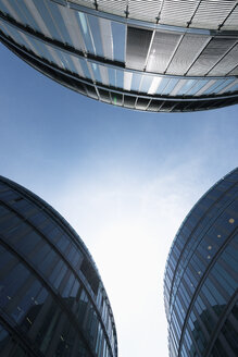 Deutschland, Köln, drei Bürogebäude im Media Park von unten gesehen - VIF000398