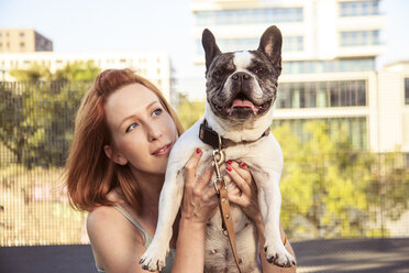 Rothaarige Frau mit ihrem Hund - TAMF000301