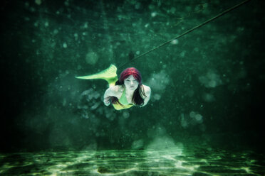 Junge Frau in der Verkleidung von Arielle, der kleinen Meerjungfrau, unter Wasser - STBF000210