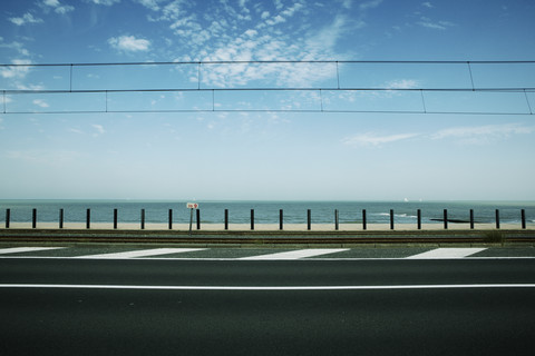 Belgien, Ostende, leere Straße vor dem Meer, lizenzfreies Stockfoto