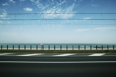 Belgien, Ostende, leere Straße vor dem Meer - TLF000745