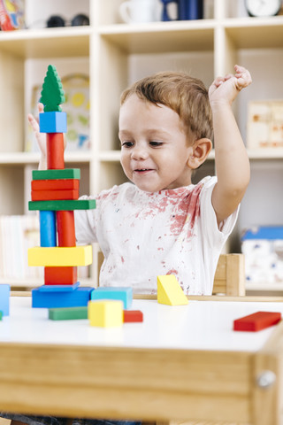 Porträt eines kleinen Jungen, der mit Bauklötzen spielt, lizenzfreies Stockfoto