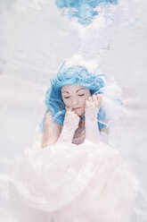 Junge Frau unter Wasser, Hochzeitskleid und blaues Haar - STBF000212