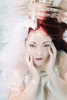 Junge Frau unter Wasser, Hochzeitskleid und rote Haare - STBF000213