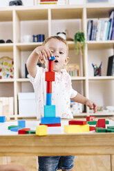 Porträt eines kleinen Jungen, der mit Bauklötzen spielt - JRFF000058