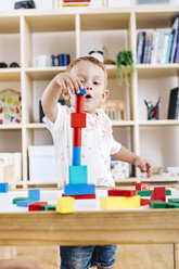 Portrait of little boy playing with building bricks - JRFF000058