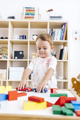 Porträt eines kleinen Jungen, der mit Spielzeugautos spielt - JRFF000060