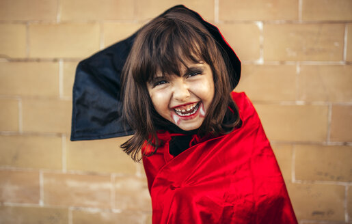 Porträt eines kleinen Mädchens, das sich als Vampir verkleidet - MGOF000664