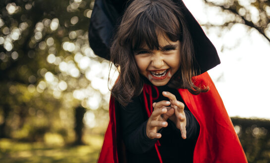 Portrait of little girl masquerade as vampire - MGOF000665