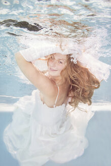 Junge Frau unter Wasser, Hochzeitskleid - STBF000215