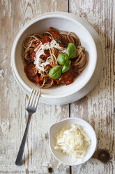 Bowl with spelt whole grain spaghetti, tomato sauce, parmesan and basil - EVGF002213