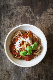 Schüssel mit Dinkel-Vollkornspaghetti, Tomatensauce, Parmesan und Basilikum - EVGF002214