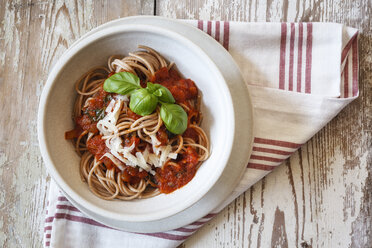 Schüssel mit Dinkel-Vollkornspaghetti, Tomatensauce, Parmesan und Basilikum - EVGF002216