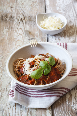 Schüssel mit Dinkel-Vollkornspaghetti, Tomatensauce, Parmesan und Basilikum, lizenzfreies Stockfoto