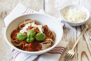 Schüssel mit Dinkel-Vollkornspaghetti, Tomatensauce, Parmesan und Basilikum - EVGF002218