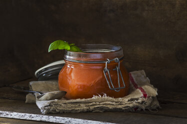 Frische Tomatensuppe mit Basilikum im Einmachglas - ODF001318