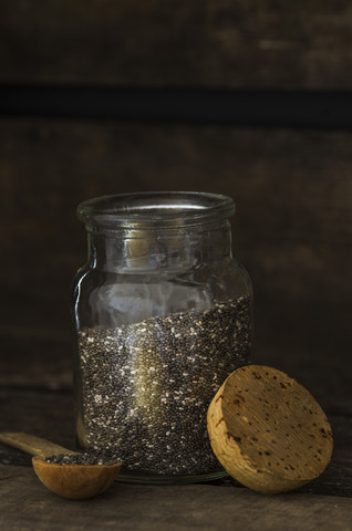 Chiasamen in einem Glas mit Holzlöffel, lizenzfreies Stockfoto