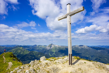 Deutschland, Bayern, Allgäuer Alpen, Gipfelkreuz auf der Walser Hammerspitze - WGF000721