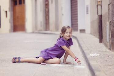 Little girl drawing with crayon on the street - XCF000008