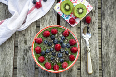 Grüner Kiwi-Smoothie mit Blaubeeren und Himbeeren und Chiasamen in Schale - SARF002085